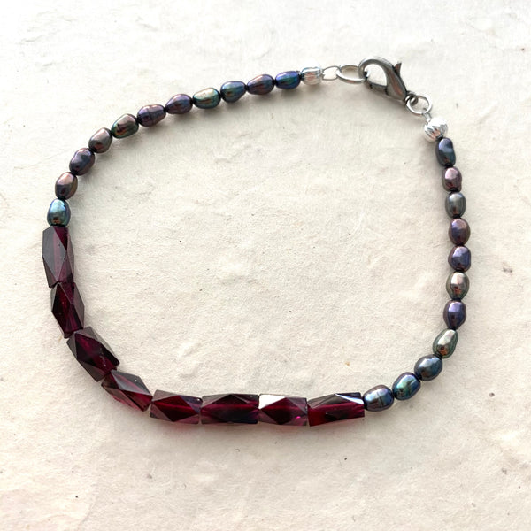 Faceted Garnet Beads with Peacock Rice Pearl Bracelet